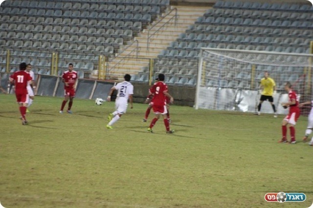 פעיל מאוד. קובי בן חמו (21) בין חי אטיאס לארז טל (לוטפי עיסא)